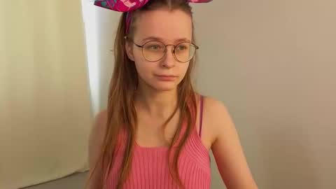 Snapshot of cassiecool chatting on 10/17/25, 12:19 assie online show from 10/17/25, 12:19