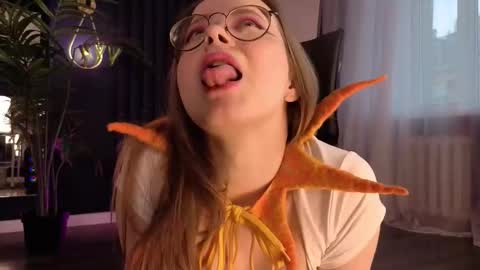 Snapshot of cassiecool chatting on 10/23/25, 12:59 assie online show from 10/23/25, 12:59