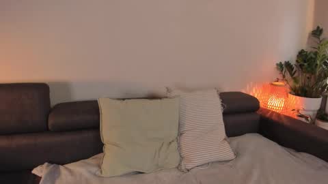 Snapshot of cassisland chatting on 10/16/25, 12:06 cassandra online show from 10/16/25, 12:06