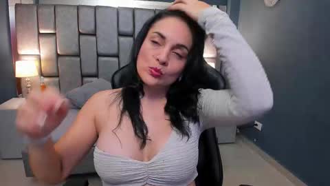 Snapshot of cata_joness chatting on 09/18/25, 04:14 Cata Joness My schedule 2200 - 0500 GMT -5 online show from 09/18/25, 04:14
