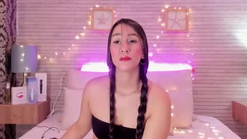 Snapshot of catalinnathompson chatting on 02/12/25, 12:01 CatalinnaThompson online show from 02/12/25, 12:01