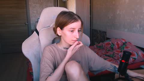 Snapshot of cath_dysphoria_ chatting on 12/17/24, 09:39 CATH online show from 12/17/24, 09:39