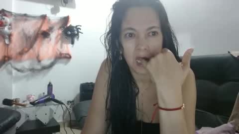 Snapshot of cecihotty4u chatting on 10/25/25, 02:08 ceci online show from 10/25/25, 02:08