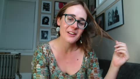 Snapshot of cecilysaintclaire chatting on 12/13/24, 02:38 Cecily Saint Claire online show from 12/13/24, 02:38