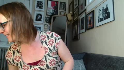 Snapshot of cecilysaintclaire chatting on 12/28/24, 01:38 Cecily Saint Claire online show from 12/28/24, 01:38