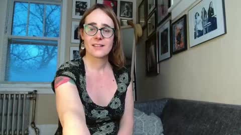Snapshot of cecilysaintclaire chatting on 02/14/25, 02:33 Cecily Saint Claire online show from 02/14/25, 02:33