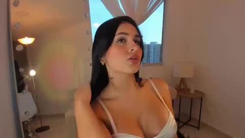 Snapshot of celia_dubois chatting on 09/23/25, 09:07 Ari online show from 09/23/25, 09:07