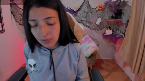 Snapshot of chaos_wild chatting on 10/28/25, 01:31 Violeta online show from 10/28/25, 01:31