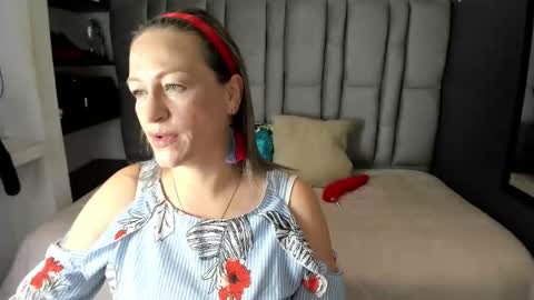 Snapshot of charlot_milf chatting on 11/17/25, 12:44 Charlot milf online show from 11/17/25, 12:44