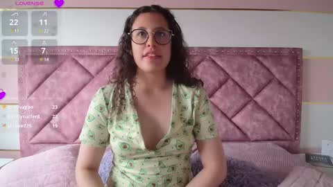 Snapshot of charlote__miller chatting on 02/25/25, 03:49 You honey online show from 02/25/25, 03:49