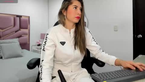 Snapshot of charlote_horny chatting on 10/15/25, 11:32 Charlote online show from 10/15/25, 11:32