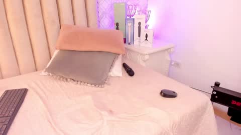 Snapshot of charlotte__08 chatting on 01/24/25, 10:41 Charlotte online show from 01/24/25, 10:41
