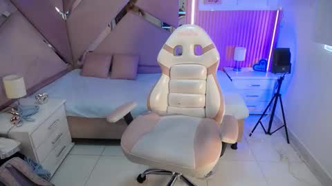 Charlotte  online show from 10/11/25, 01:09