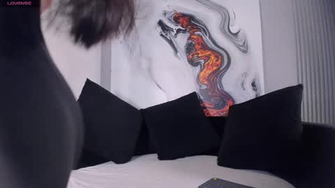 charlottegray_1 online show from 11/10/25, 12:15