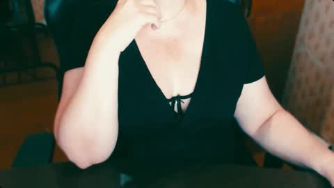Snapshot of charlottextasty chatting on 09/19/25, 12:06 CharlotteXTasty online show from 09/19/25, 12:06
