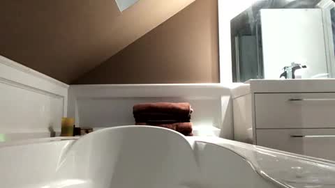 Snapshot of chenovich chatting on 01/02/25, 01:06 chenovich online show from 01/02/25, 01:06