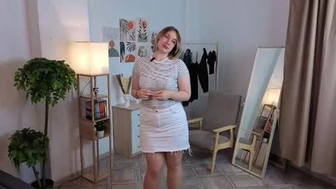 Snapshot of cherellehowieson chatting on 10/20/25, 04:18 Pauline its my first day online show from 10/20/25, 04:18