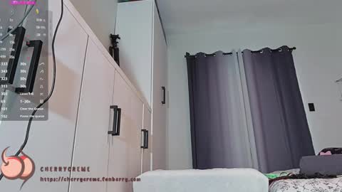 Snapshot of cherrycreme chatting on 09/10/25, 02:22 Cherry online show from 09/10/25, 02:22