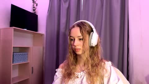 Evie online show from 10/14/25, 05:08