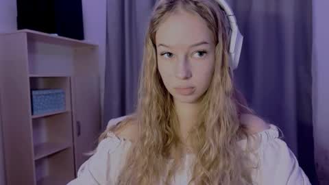 Evie online show from 10/30/25, 12:17