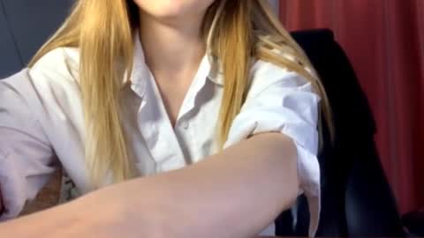 Snapshot of chill_velvet chatting on 09/24/25, 06:22 Sasha online show from 09/24/25, 06:22