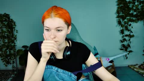 Snapshot of chillsnail_bro chatting on 10/18/25, 05:43 Bella online show from 10/18/25, 05:43