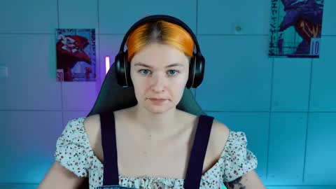 Snapshot of chillsnail_bro chatting on 11/18/25, 09:03 Bella online show from 11/18/25, 09:03