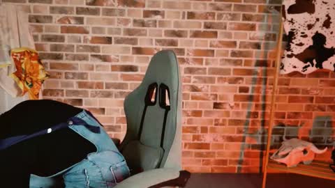 Snapshot of chillsnail_bro chatting on 11/19/25, 09:09 Bella online show from 11/19/25, 09:09