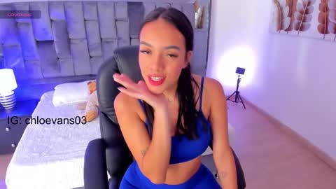 Snapshot of chloe__evans_ chatting on 03/11/25, 11:23 Chloe online show from 03/11/25, 11:23