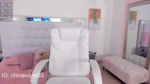 Snapshot of chloe__evans_ chatting on 09/14/25, 11:53 Chloe online show from 09/14/25, 11:53