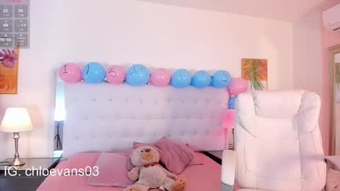 Snapshot of chloe__evans_ chatting on 09/19/25, 11:55 Chloe online show from 09/19/25, 11:55