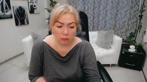 Snapshot of chloe_lo chatting on 10/30/25, 05:42 Chloe online show from 10/30/25, 05:42