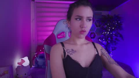 CLOE  online show from 11/04/25, 09:47