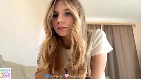 Snapshot of chloe_show chatting on 10/13/25, 11:43 hloe online show from 10/13/25, 11:43