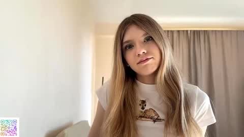 Snapshot of chloe_show chatting on 10/17/25, 11:24 hloe online show from 10/17/25, 11:24