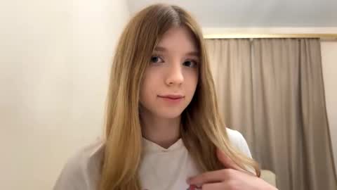 Snapshot of chloe_show chatting on 11/27/25, 06:54 hloe online show from 11/27/25, 06:54