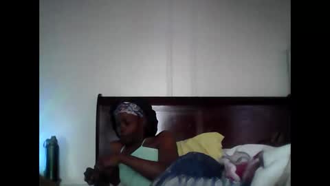 Snapshot of chocolatedrop_ chatting on 10/14/25, 12:06 chocolatedrop_ online show from 10/14/25, 12:06