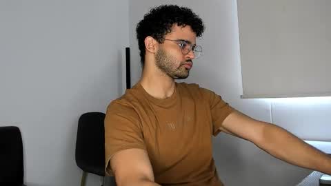 Im Chirs IM MODEL INDEPENDT online show from 11/10/25, 03:33