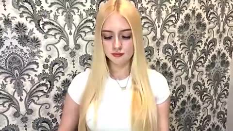 Snapshot of christeneweslow chatting on 10/11/25, 03:21 Aurora online show from 10/11/25, 03:21