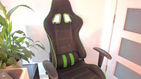 Snapshot of christine_cardo chatting on 10/27/25, 03:16 Christine Cardo online show from 10/27/25, 03:16