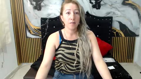 Snapshot of chrysta_12 chatting on 10/01/25, 01:50 chrystal hotty online show from 10/01/25, 01:50