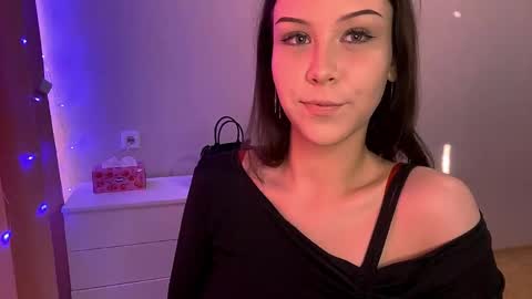 Snapshot of cindyfrend chatting on 10/14/25, 02:01 Emma online show from 10/14/25, 02:01