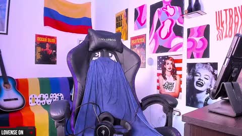 Snapshot of cinnamon_boyxxx chatting on 12/25/24, 08:18 David Independent Model online show from 12/25/24, 08:18