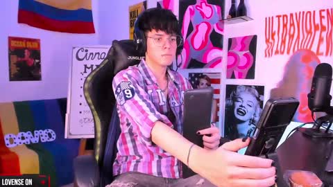 Snapshot of cinnamon_boyxxx chatting on 01/14/25, 04:47 David Independent Model online show from 01/14/25, 04:47