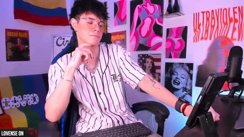 Snapshot of cinnamon_boyxxx chatting on 01/20/25, 02:01 David Independent Model online show from 01/20/25, 02:01