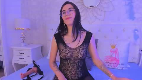 Snapshot of clarisse28 chatting on 09/27/25, 07:52 Mistress Clarisse online show from 09/27/25, 07:52