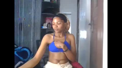 Snapshot of cloe_mae chatting on 09/19/25, 04:29 Cloe online show from 09/19/25, 04:29