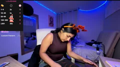 cloe small online show from 10/31/25, 02:23