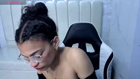 Snapshot of cloe_tx_ chatting on 10/11/25, 03:17 cloee online show from 10/11/25, 03:17