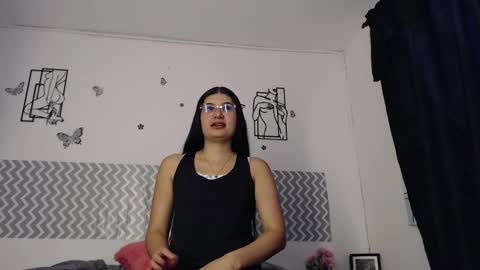 Snapshot of cloehonney chatting on 09/23/25, 06:33 cloe online show from 09/23/25, 06:33